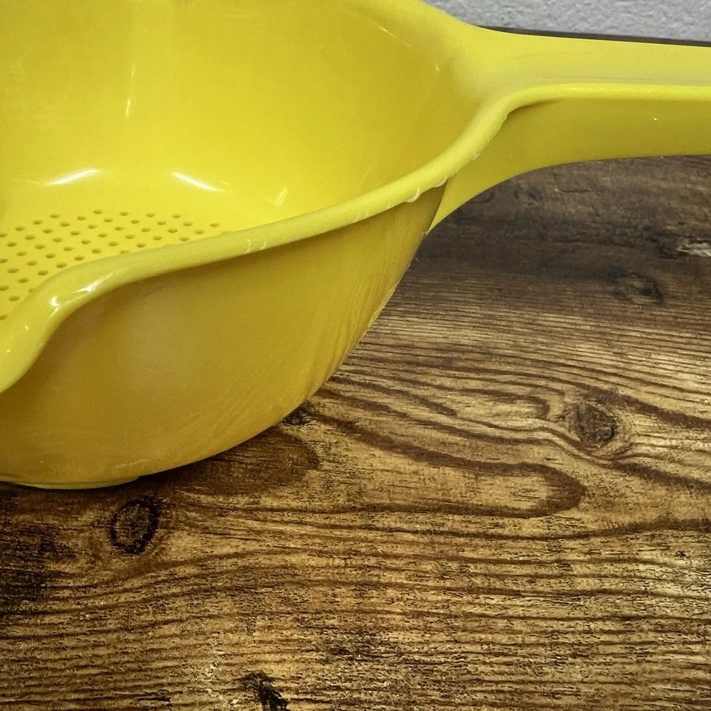 Vintage Rubbermaid‎ Yellow Colander Strainer Long Handle 1980s
